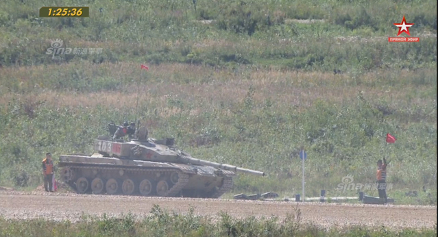 中国96B坦克以绝对优势首个冲过终点