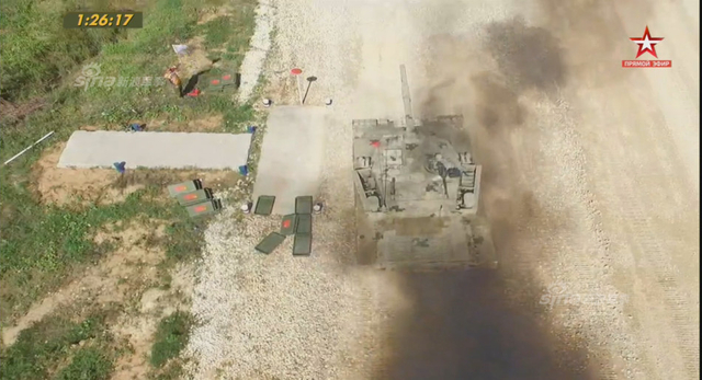 中国96B坦克以绝对优势首个冲过终点