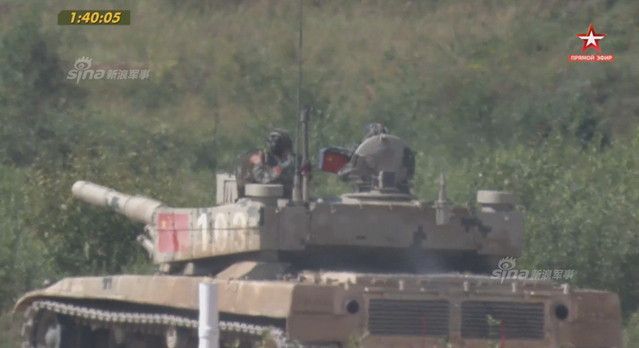 中国96B坦克以绝对优势首个冲过终点