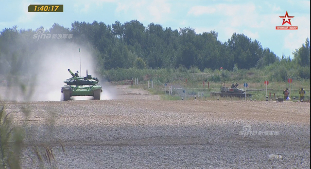 中国96B坦克以绝对优势首个冲过终点