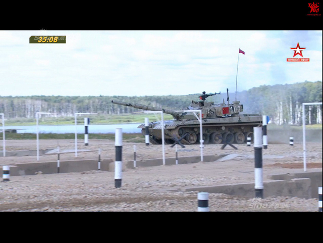 中国96B坦克以绝对优势首个冲过终点
