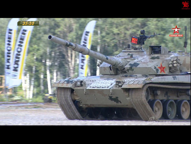 中国96B坦克以绝对优势首个冲过终点