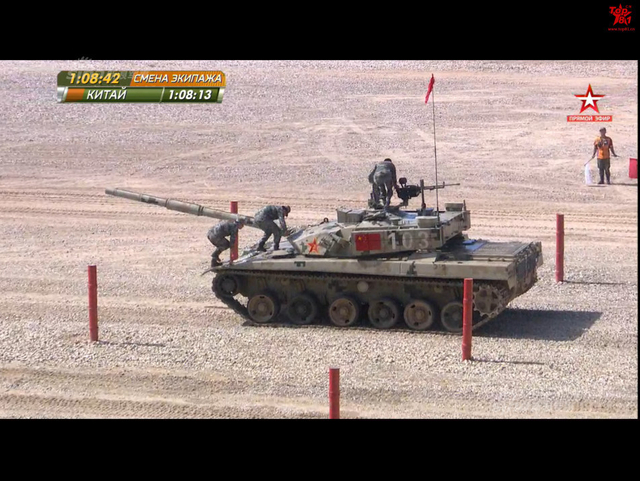 中国96B坦克以绝对优势首个冲过终点