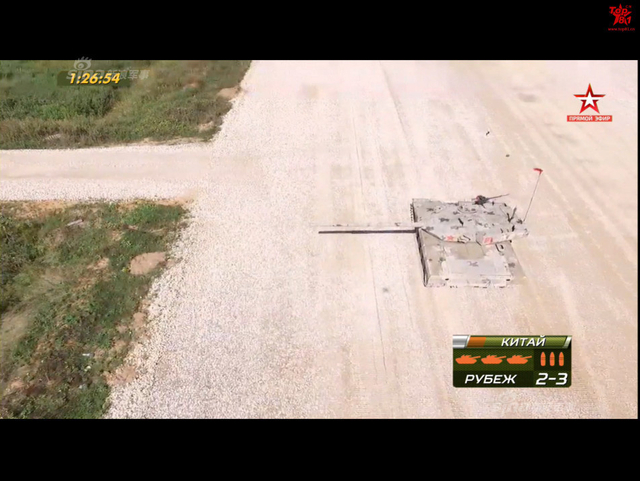 中国96B坦克以绝对优势首个冲过终点