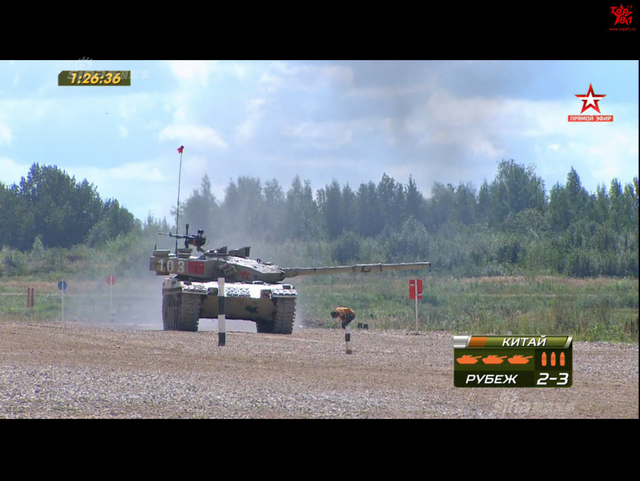 中国96B坦克以绝对优势首个冲过终点