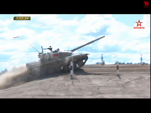 中国96B坦克以绝对优势首个冲过终点