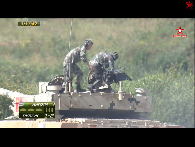 中国96B坦克以绝对优势首个冲过终点