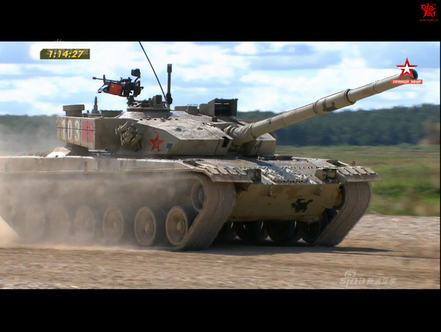 中国96B坦克以绝对优势首个冲过终点