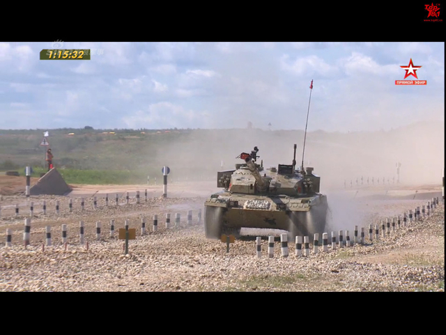 中国96B坦克以绝对优势首个冲过终点