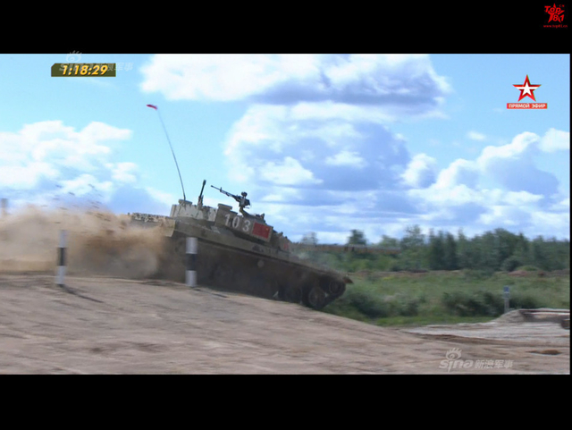 中国96B坦克以绝对优势首个冲过终点