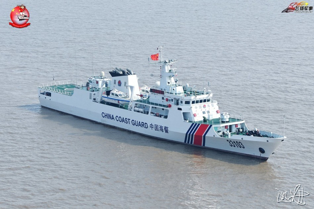 越来越有范！056版海警船高速航行破浪出海