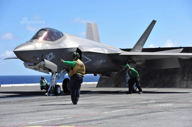 美国F35C舰载机将在2018年使用