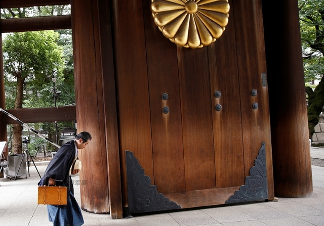 还贼心不死！8·15日本战败日右翼分子“拜鬼”