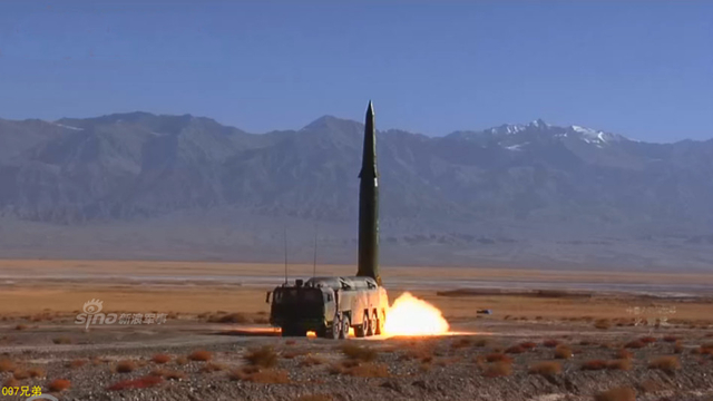 首见火箭军东风16使用子母弹攻击模拟机场猛图