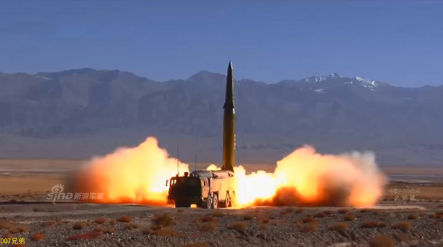 首见火箭军东风16使用子母弹攻击模拟机场猛图