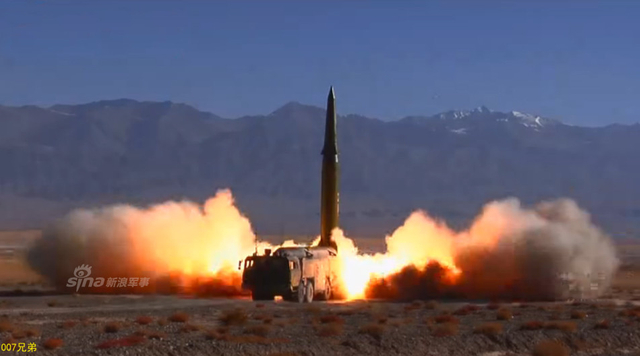 首见火箭军东风16使用子母弹攻击模拟机场猛图