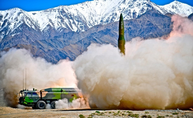 首见火箭军东风16使用子母弹攻击模拟机场猛图