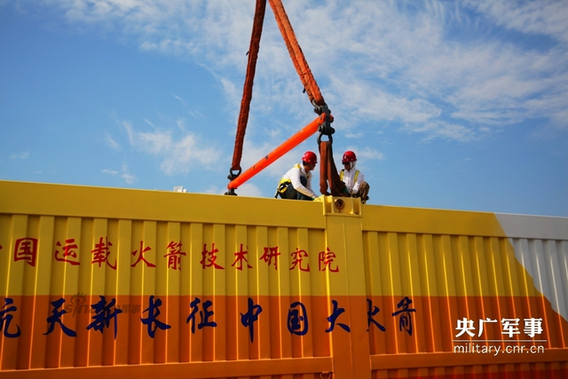 赶超世界顶级火箭：长征五登上远望号启运海南