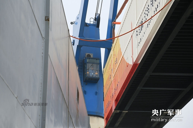 赶超世界顶级火箭：长征五登上远望号启运海南