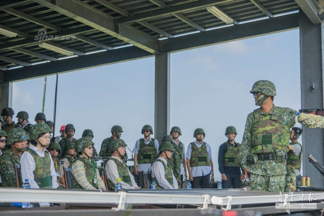 台汉光军演模拟大陆攻台 蔡英文全副武装视察