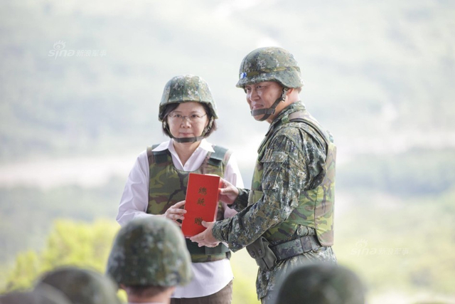 台汉光军演模拟大陆攻台 蔡英文全副武装视察