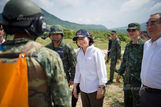 台汉光军演模拟大陆攻台 蔡英文全副武装视察