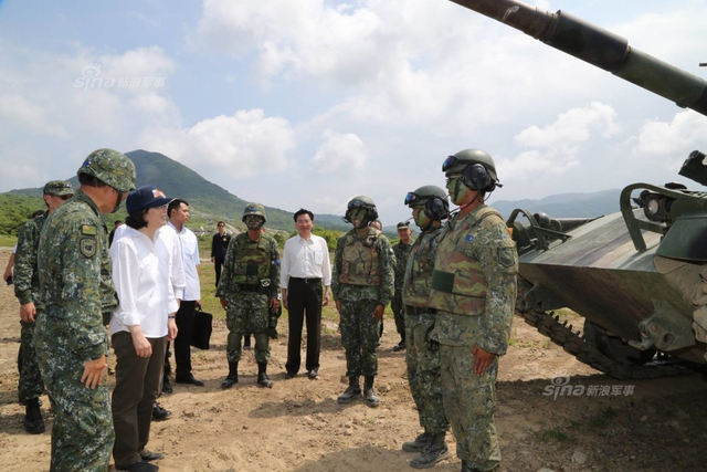台汉光军演模拟大陆攻台 蔡英文全副武装视察