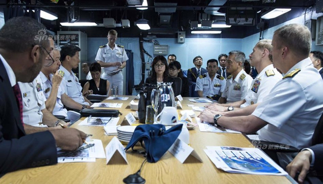 日本防相登上美军航母 明令做好对华警戒