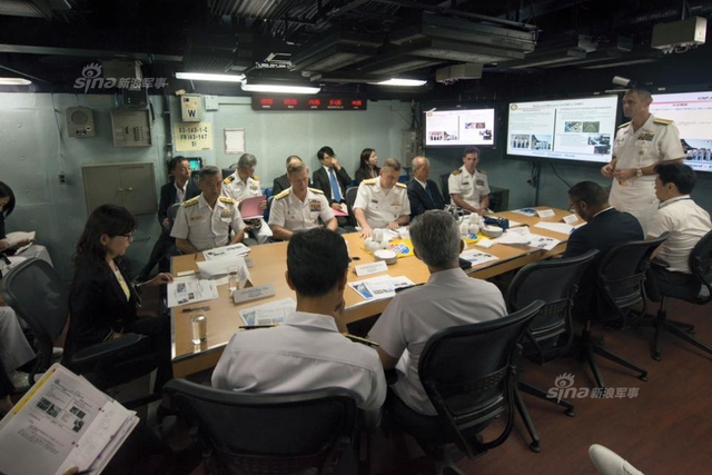 日本防相登上美军航母 明令做好对华警戒