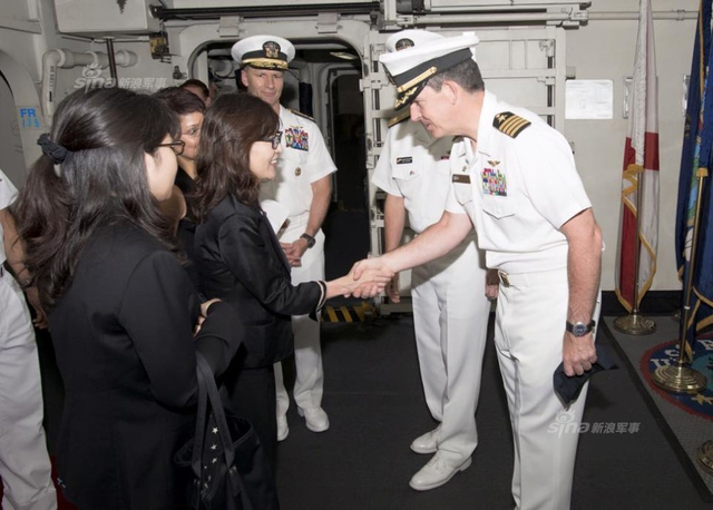 日本防相登上美军航母 明令做好对华警戒