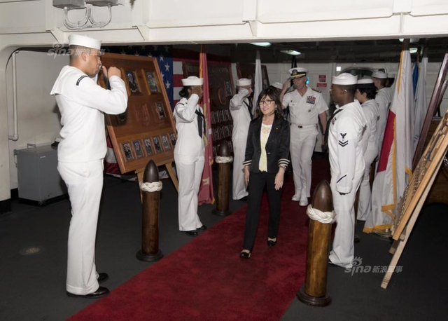 日本防相登上美军航母 明令做好对华警戒