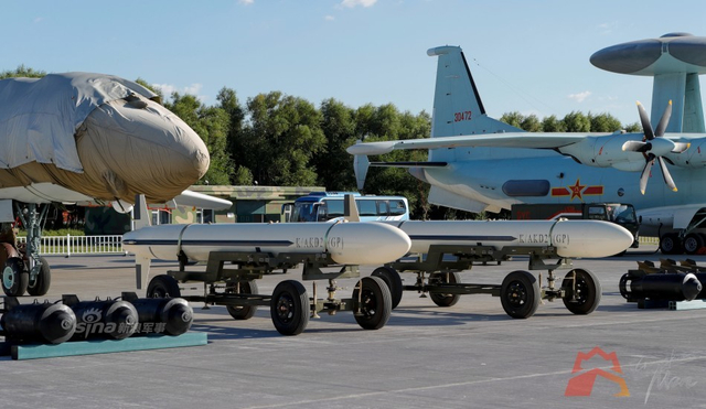 轰6K战略轰炸机长春首次开放