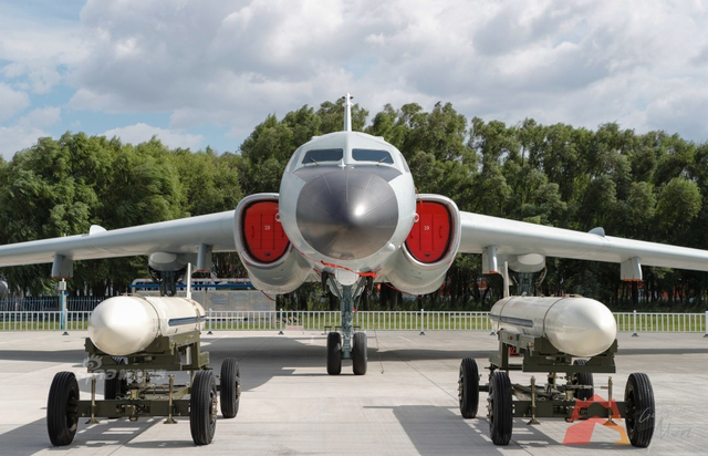 轰6K轰炸机首次对公众展示 多次巡航南海