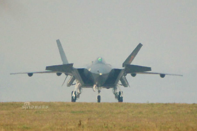 进度真够快:中国歼20战机上高原进行飞行测试