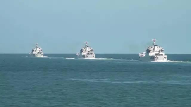 中国海军百辆两栖战车南海演习