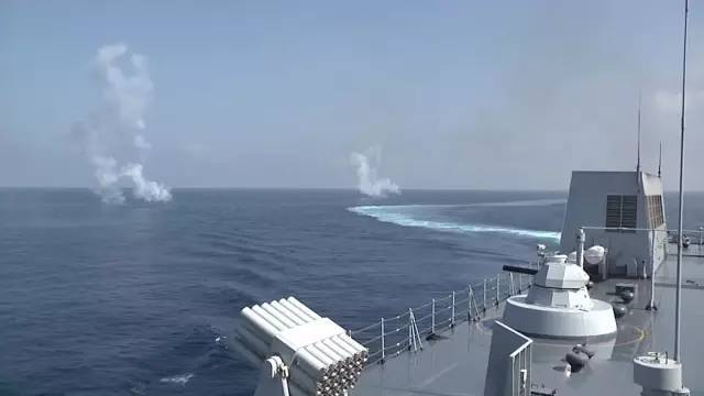 中国海军南海大演习 百辆两栖战车登陆