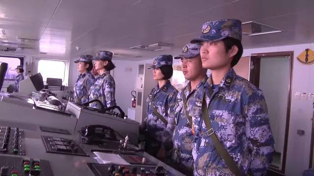 中国海军南海大演习 百辆两栖战车登陆