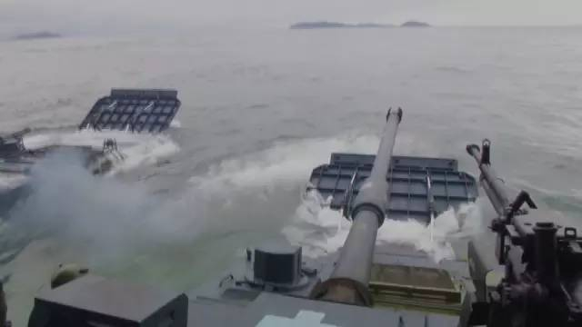 中国海军南海大演习 百辆两栖战车登陆