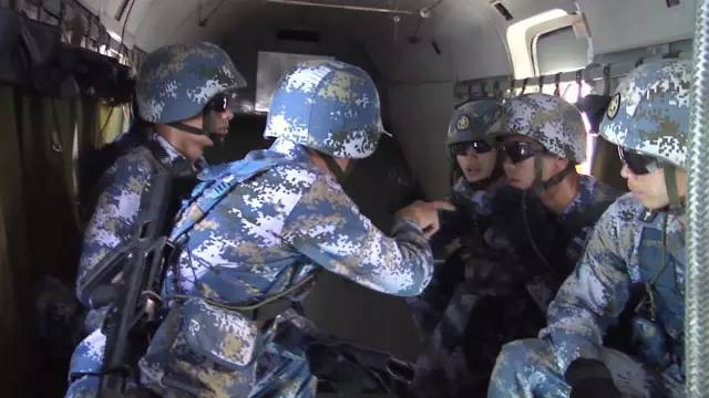 中国海军南海大演习 百辆两栖战车登陆