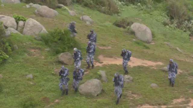 中国海军南海大演习 百辆两栖战车登陆