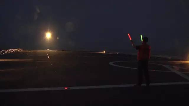 中国海军南海大演习 百辆两栖战车登陆