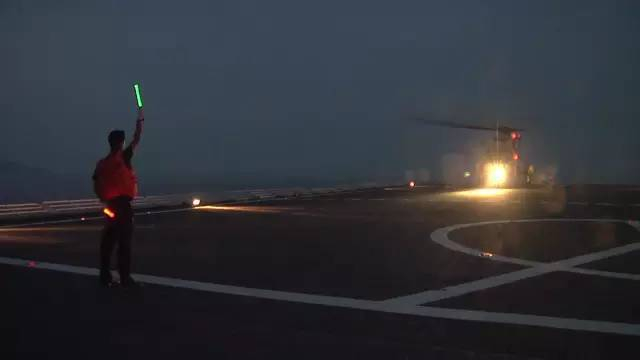 中国海军南海大演习 百辆两栖战车登陆