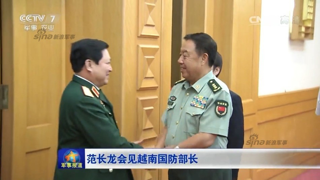 越南防长向毛主席纪念堂献花篮