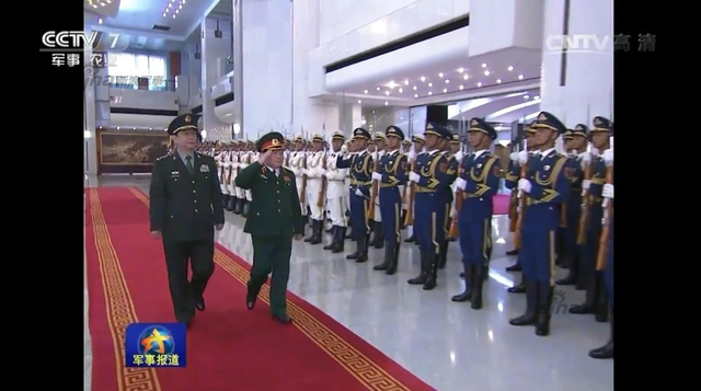 越南防长访华 向毛主席纪念堂献花篮并瞻仰遗容