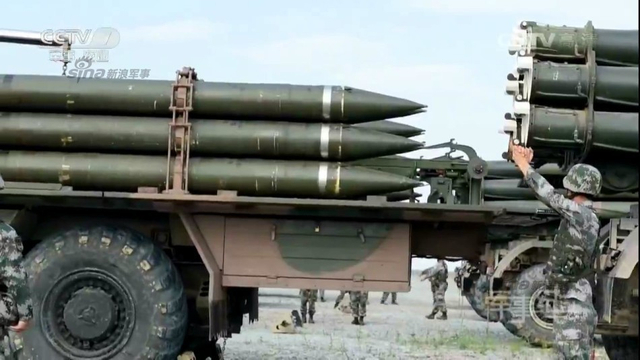 对岸你怕不!解放军东部战区射03式远程火箭炮