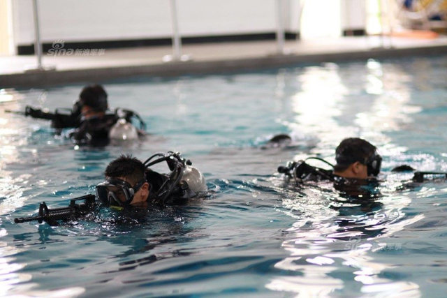 蔡英文观看海龙特战人员游泳池内演习