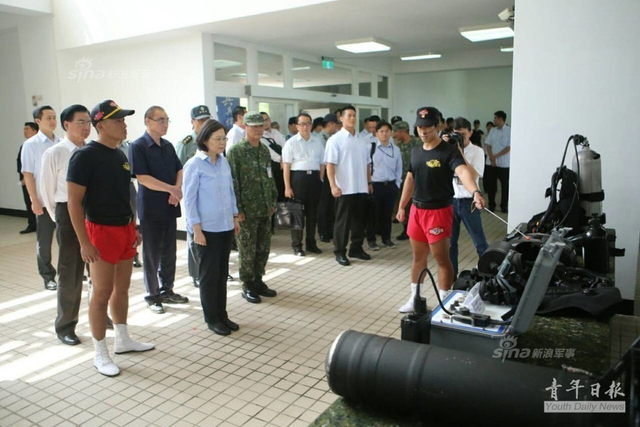 蔡英文观看海龙特战人员游泳池内演习