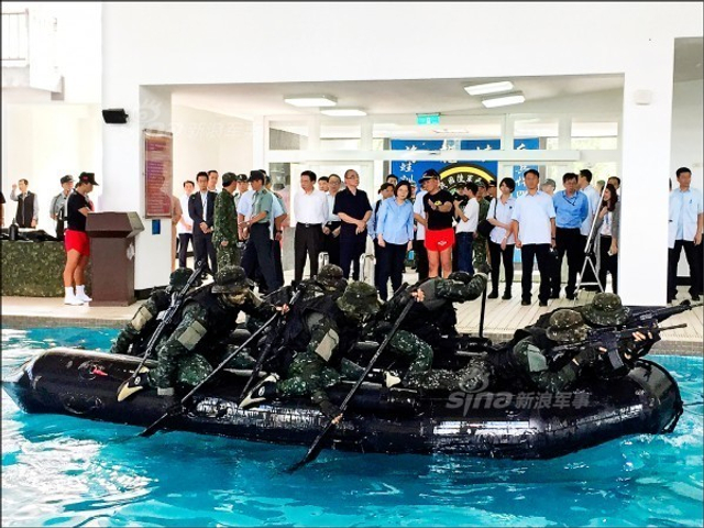 蔡英文观看海龙特战人员游泳池内演习