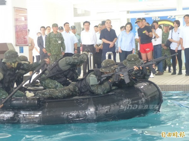 蔡英文观看海龙特战人员游泳池内演习
