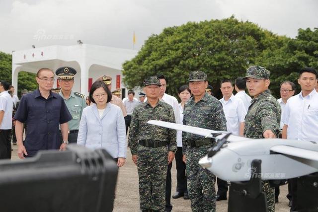 蔡英文视察台军未来步兵装备